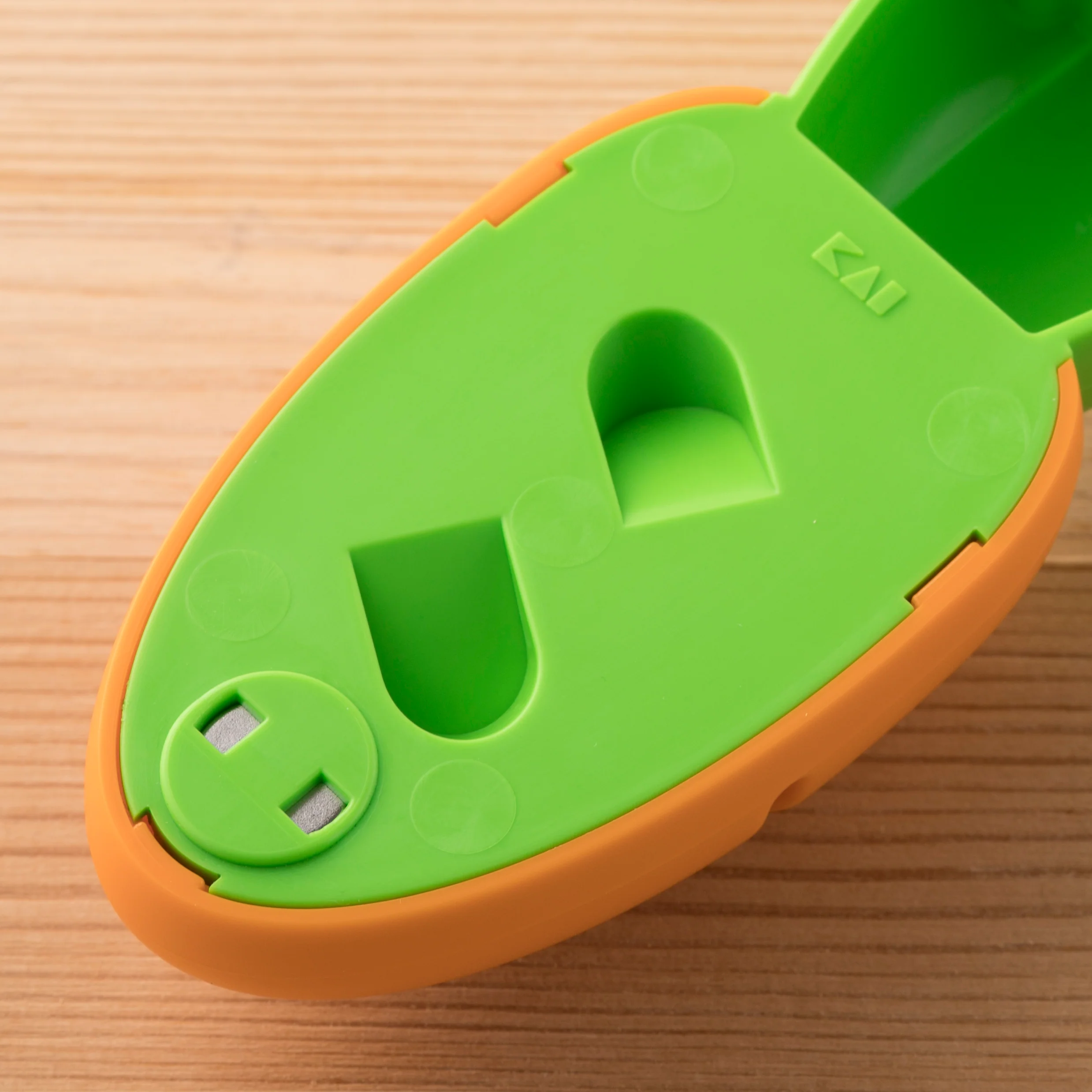 Kai Kitchen Carrot Ceramic Knife Sharpener - Image 6